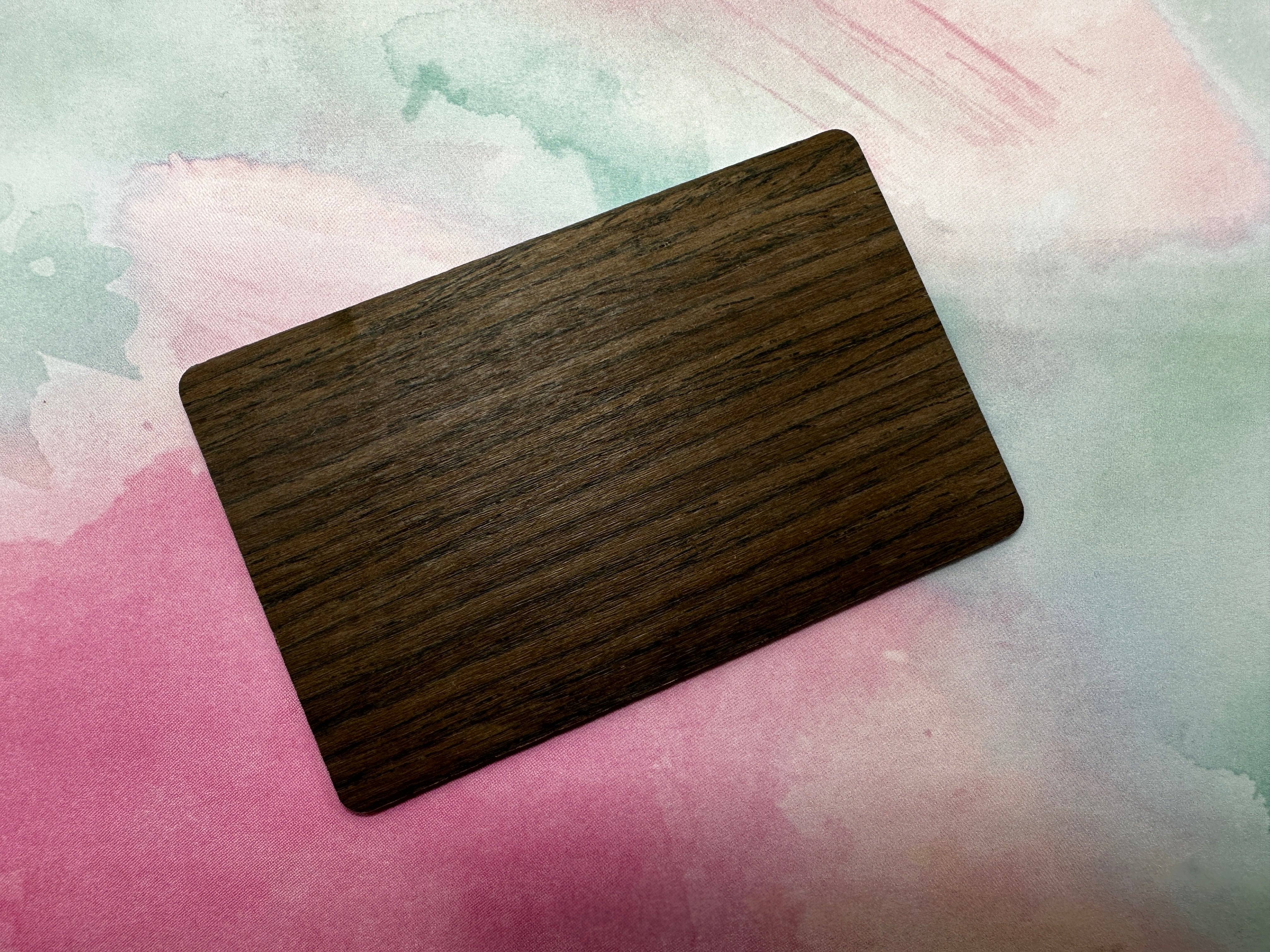 Tarjeta NFC de madera de nogal (en blanco)